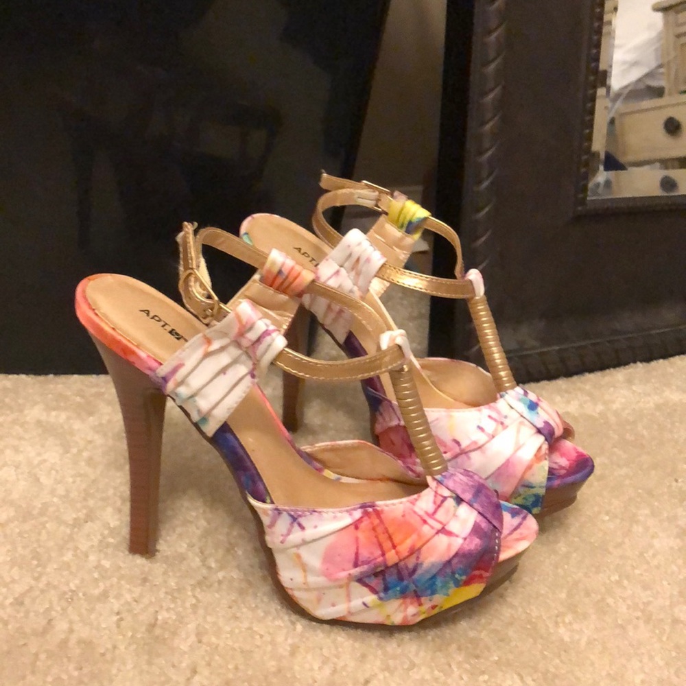 Heel worn once size 6 Apt 9
